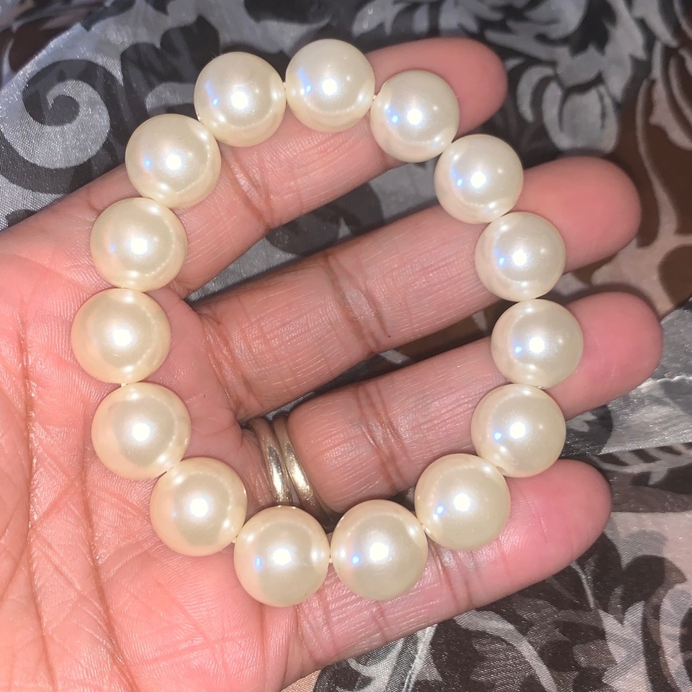 Faux Large Pearl Bracelet